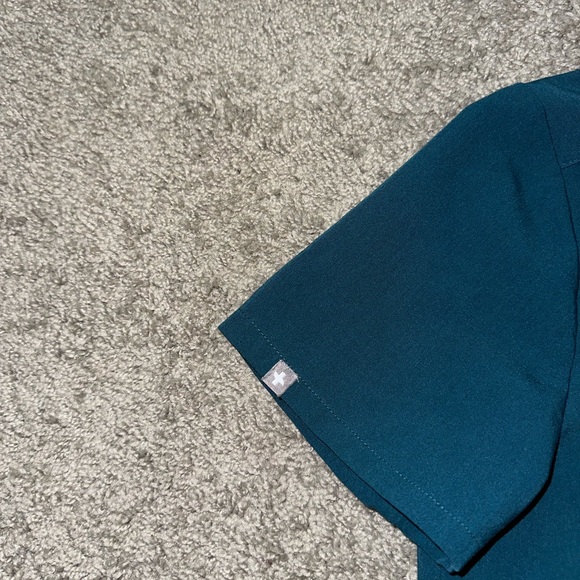 Figs Casma Women’s Three Pocket Scrub Top Shirt - Picture 4 of 4